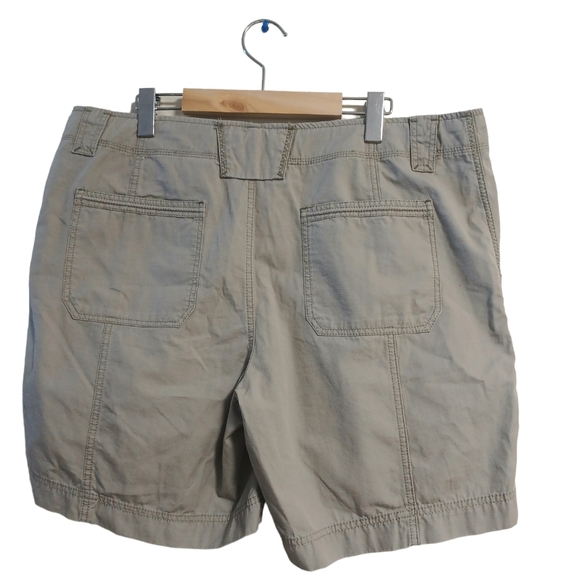 Eddie Bauer Women's Khaki NWT Hiking Cargo Shorts - Picture 2 of 3